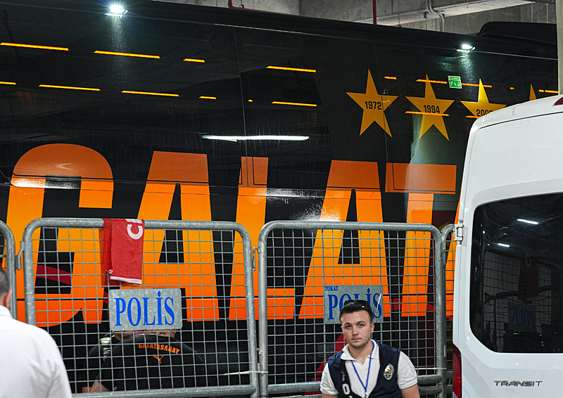 Taşlı saldırı sonrası Galatasaray otobüsü (AA)