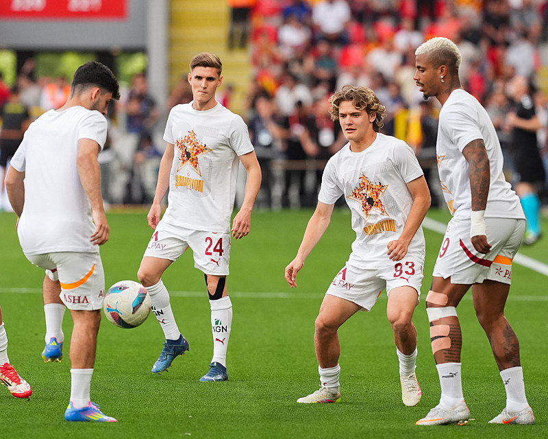 Galatasaray şampiyon tişörtüyle ısındı (AA)