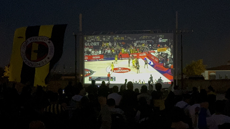 Fenerbahçe Beko için birçok ilçede dev ekranlar kuruldu (İHA)