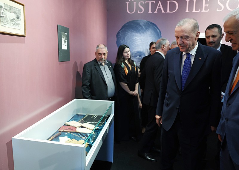 Başkan Recep Tayyip Erdoğan, Necip Fazıl Kısakürek Kültür ve Araştırma Vakfı (NFKKAV) tarafından gerçekleştirilen ʺBir Şiir Bir Hayat Canım İstanbulʺ sergi açılışına katıldı. Başkan Erdoğan, açılışın ardından sergiyi gezdi. (AA)