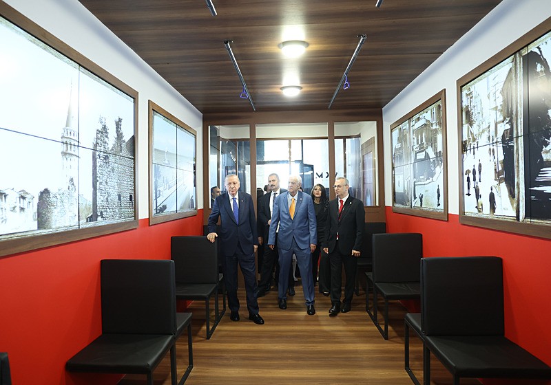 Başkan Recep Tayyip Erdoğan, Necip Fazıl Kısakürek Kültür ve Araştırma Vakfı (NFKKAV) tarafından gerçekleştirilen ʺBir Şiir Bir Hayat Canım İstanbulʺ sergi açılışına katıldı. Başkan Erdoğan, açılışın ardından sergiyi gezdi. (AA)