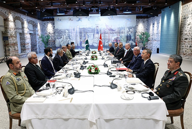 Başkan Recep Tayyip Erdoğan, Pakistan Başbakanı Şahbaz Şerif'i kabul etti. Başkan Erdoğan, Pakistan Başbakanı Şerif'le Dolmabahçe Çalışma Ofisi'nde bir araya geldi. (AA)