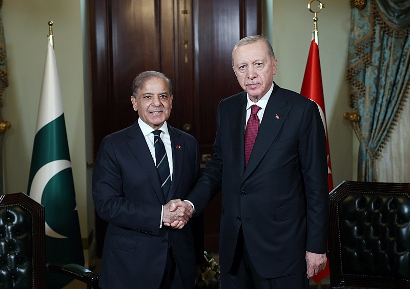 Başkan Recep Tayyip Erdoğan, Pakistan Başbakanı Şahbaz Şerif'i kabul etti. Başkan Erdoğan, Pakistan Başbakanı Şerif'le Dolmabahçe Çalışma Ofisi'nde bir araya geldi. (AA)