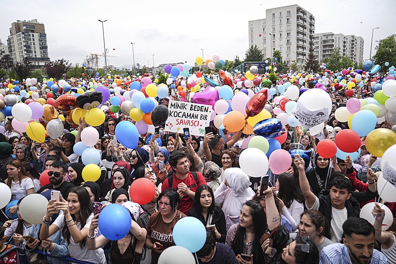 İstanbul'da kanseri yenen çocuk için gökyüzüne balonlar bırakıldı