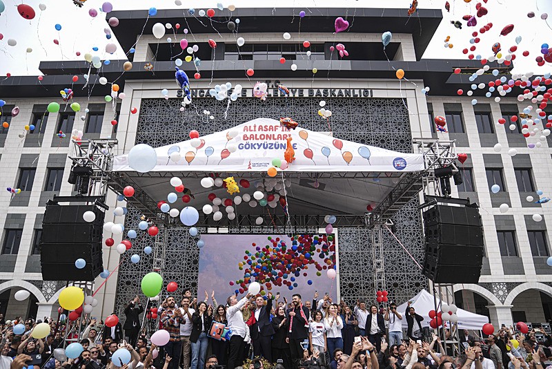 İstanbul'da kanseri yenen çocuk için gökyüzüne balonlar bırakıldı