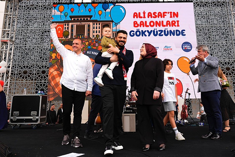 İstanbul'da kanseri yenen çocuk için gökyüzüne balonlar bırakıldı