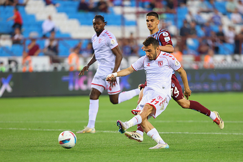 Emre Kılınç'ın gol vuruşu (AA)