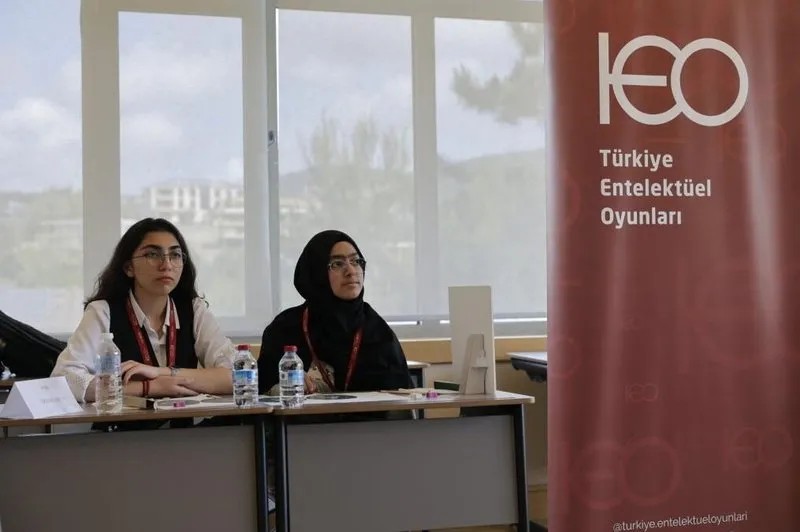 Ülkemizin en parlak genç zihinlerini bir araya getiren Türkiye Entelektüel Oyunları'nda final heyecanı