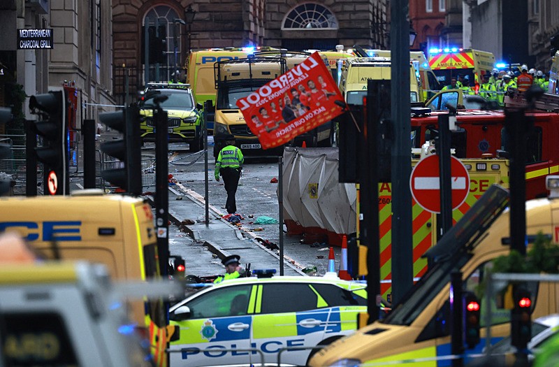 Liverpool'un şampiyonluk kutlamalarında araç yayaları ezdi! (Reuters)