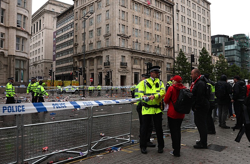 Liverpool'un şampiyonluk kutlamalarında araç yayaları ezdi! (Reuters)