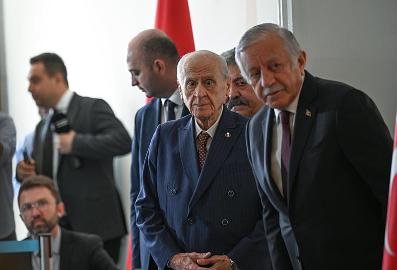 Bahçeli DEM heyetini kapıda karşıladı (AA) 
