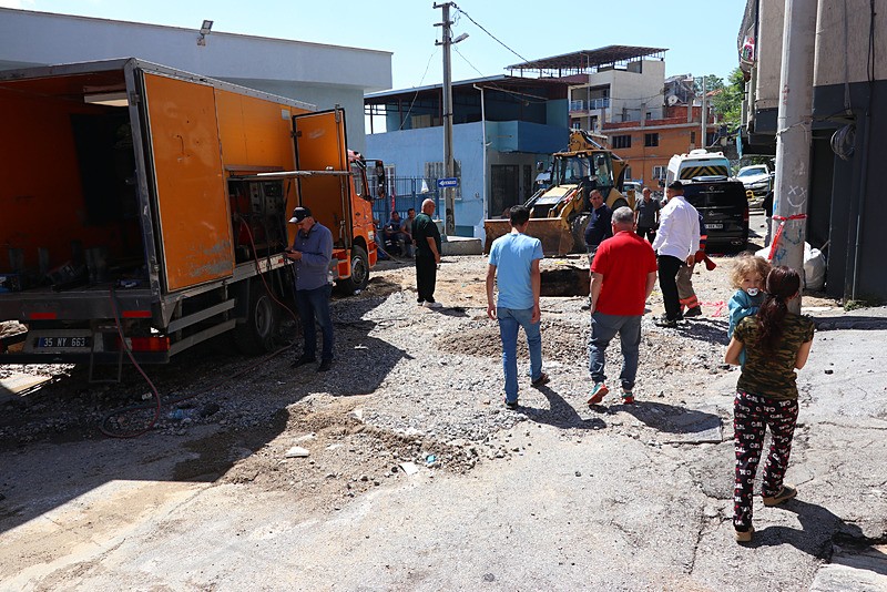 İzmir'de su borusu patladı