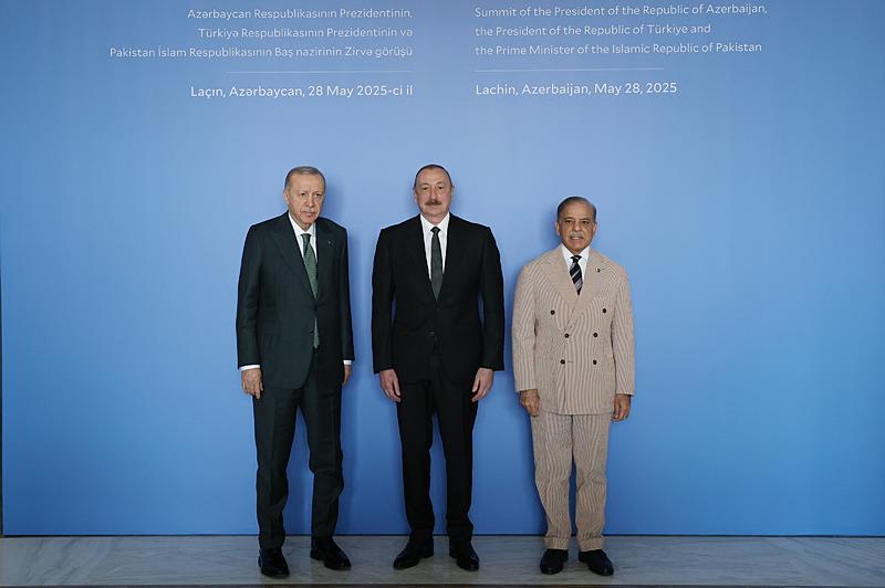 Başkan Erdoğan Aliyev ve Şerif (AA)