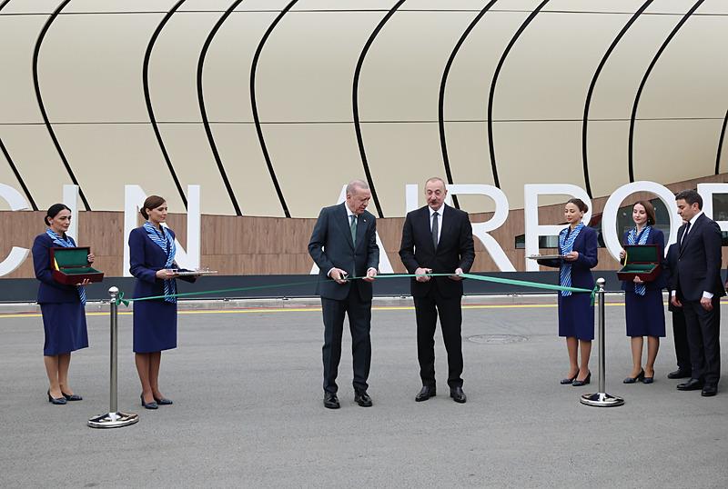 Başkan Erdoğan, Azerbaycan Cumhurbaşkanı İlham Aliyev ile birlikte Laçın Uluslararası Havalimanı'nın açılışını gerçekleştirdi. (AA)