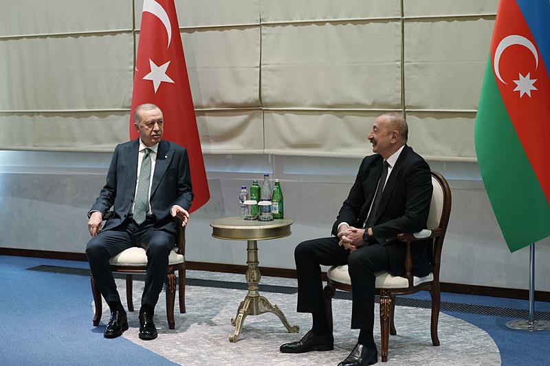 Başkan Erdoğan, Azerbaycan Bağımsızlık Günü münasebetiyle bulunduğu Azerbaycan'ın işgalden kurtardığı topraklarda inşa ettiği üçüncü havalimanı olan Laçın Uluslararası Havalimanı inşaat alanında incelemelerde bulundu (AA)
