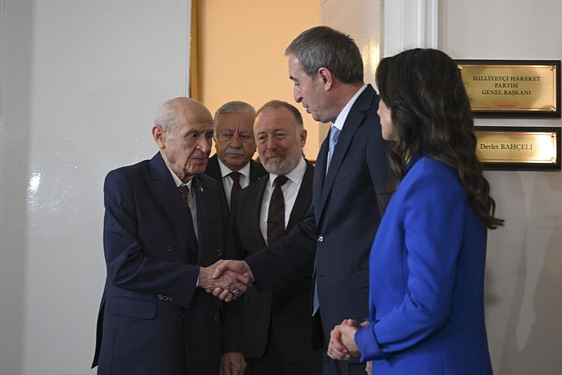 MHP lideri Devlet Bahçeli DEM Parti heyetini kapıda karşıladı (Fotoğraf: AA)