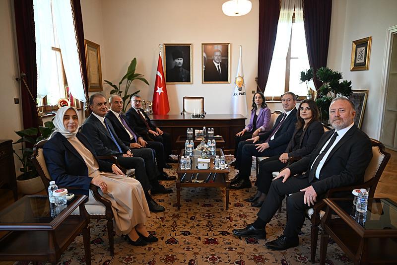 DEM Parti Eş Genel Başkanları Tülay Hatimoğulları ve Tuncer Bakırhan ile Grup Başkanvekilleri Gülistan Kılıç Koçyiğit ile Sezai Temelli'den oluşan heyet; AK Parti Grup Başkanı Abdullah Güler AK Parti Genel Başkanvekili Efkan Ala, AK Parti Grup Başkanvekili Özlem Zengin ve AK Parti Genel Başkan Yardımcısı ve Parti Sözcüsü Ömer Çelik'i ziyaret etti. (AA)
