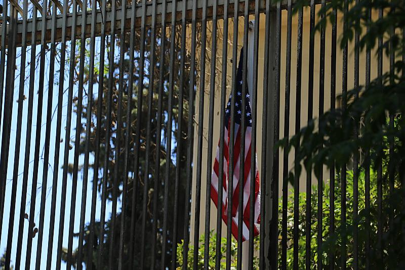 Şam'da Suriye bayrağı göndere çekildi, AA