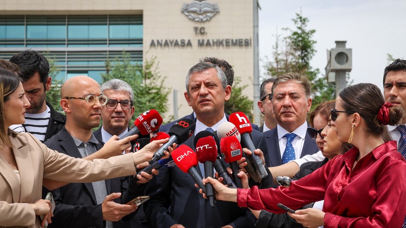 Özgür Özel, Yeni Şafak'ın Berat Albayrak ve ailesine ait olduğunu söyleyecek kadar kantarın topuzunu kaçırdı (Takvim.com.tr)