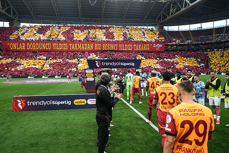 Başakşehirli futbolcular şampiyon Galatasaray'ı alkışladı (AA)
