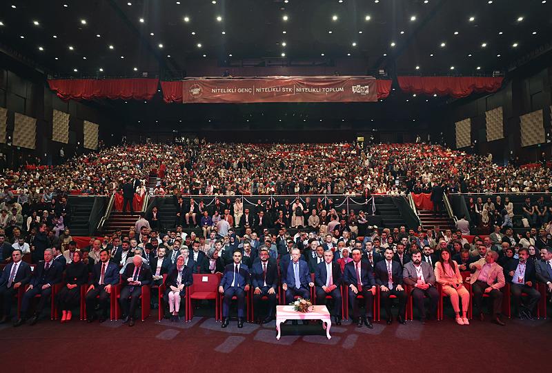 Başkan Erdoğan, İstanbul Kongre Merkezi'nde düzenlenen Türkiye Gençlik Zirvesi'ne katıldı (AA)