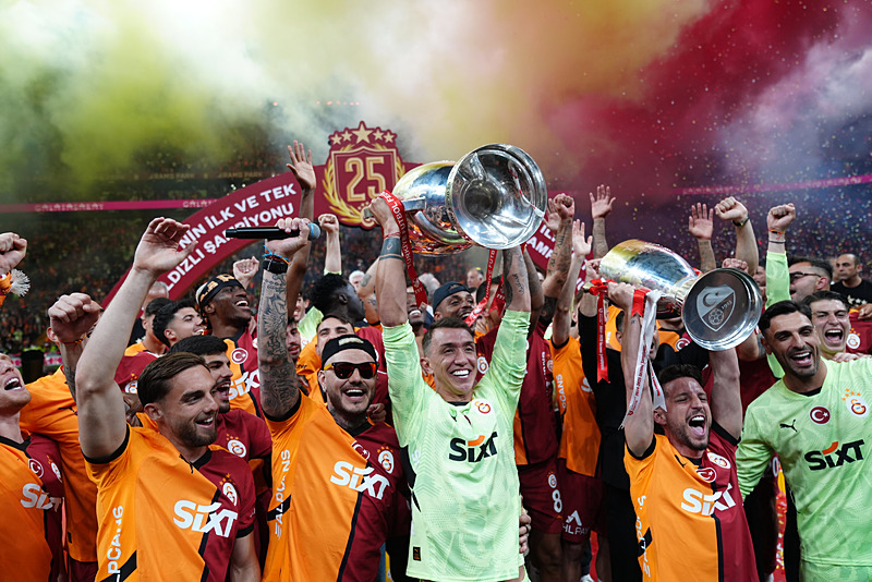 Galatasaray son maçın ardından da kupa kaldırdı (AA)