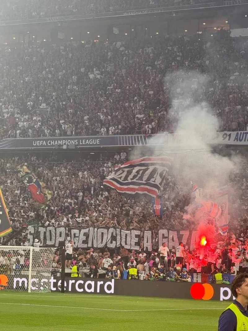 PSG taraftarlarının Gazze'ye destek veren pankartı (Takvim.com.tr Foto Arşiv)
