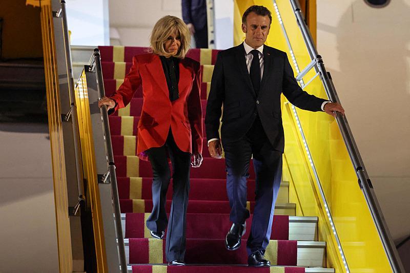 trumptan-macrona-evlilik-tavsiyesi-brigittenin-tokadindan-sonra-hemen-aramis-acik-kapilara-dikkat-1748687289541.jpeg Macron ve eşi Brigitte Macron (AFP)