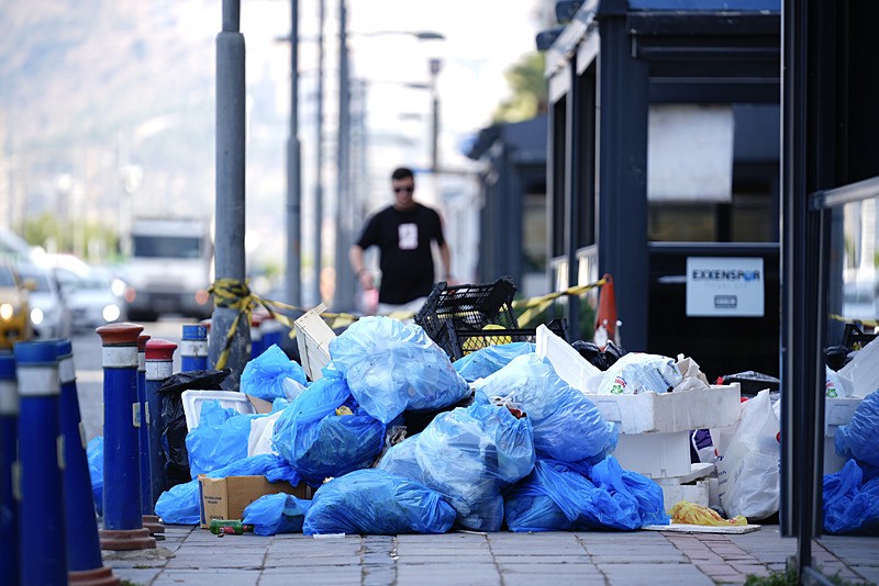İzmir'de yaklaşık 23 bin işçinin grevi dördüncü gününde. (AA)