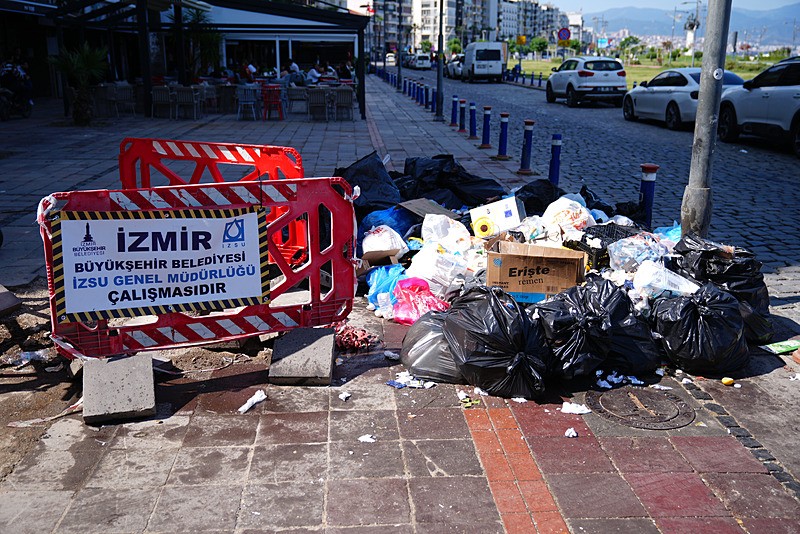 İzmir'de yaklaşık 23 bin işçinin grevi dördüncü gününde. (AA)