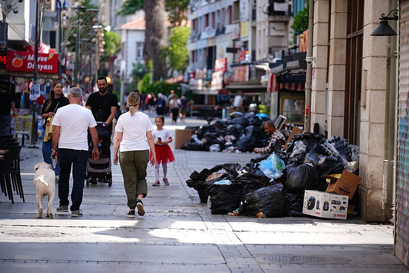 İzmir'de yaklaşık 23 bin işçinin grevi dördüncü gününde. (AA)