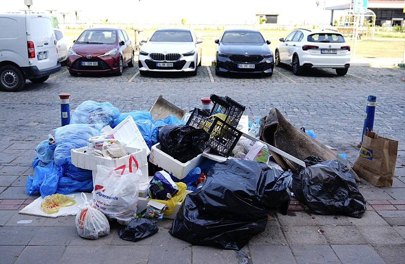 İzmir'de yaklaşık 23 bin işçinin grevi dördüncü gününde. (AA)