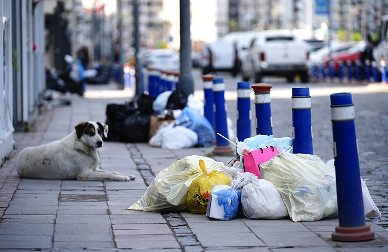 İzmir'de yaklaşık 23 bin işçinin grevi dördüncü gününde. (AA)