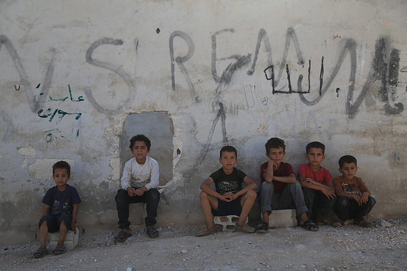 Binlerce Suriyeli sivil evlerine dönmeye devam ediyor (AA)