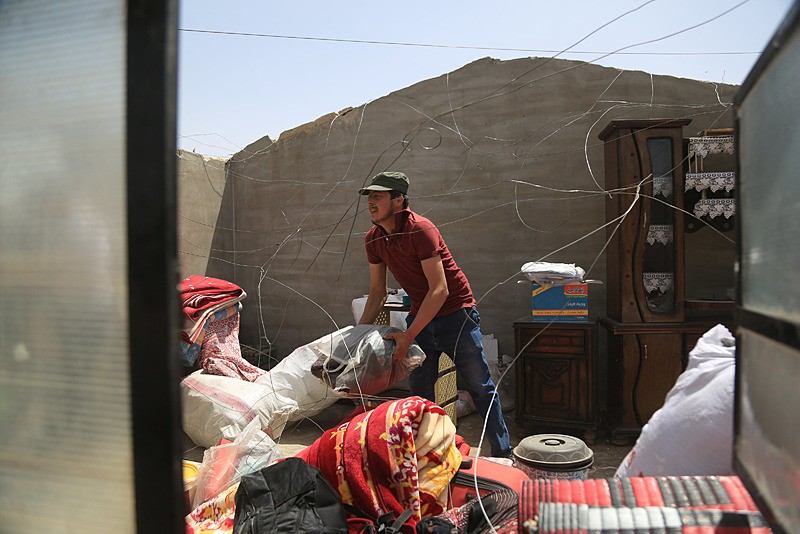 Binlerce Suriyeli sivil evlerine dönmeye devam ediyor (AA)