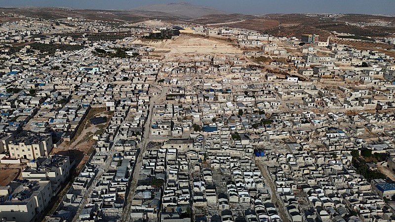 Binlerce Suriyeli sivil evlerine dönmeye devam ediyor (AA)