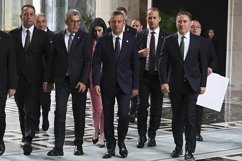 Cumhuriyet Halk Partisi (CHP) Genel Başkanı Özgür Özel, partisinin TBMM grup toplantısına katıldı (AA)