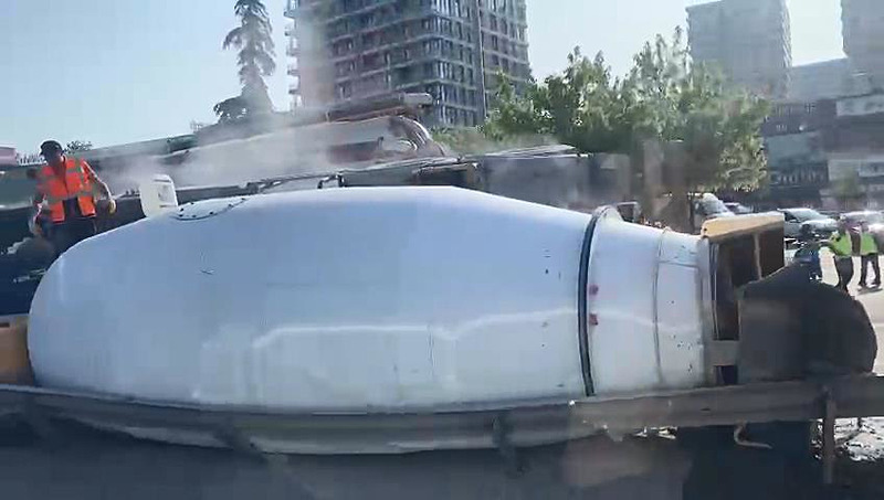 D-100 yan yolda beton mikseri devrildi (Fotoğraf: DHA)