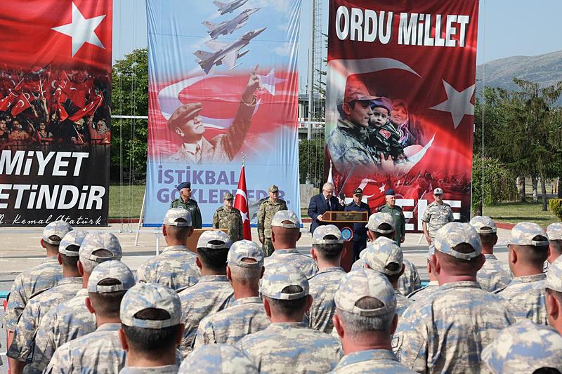 Milli Savunma Bakanı Yaşar Güler, Kütahya'da Hava Er Eğitim Tugay Komutanlığında görev yapan personelle bayramlaştığı sırada, Cumhurbaşkanı Recep Tayyip Erdoğan da telefonla bağlanarak Mehmetçiklerin bayramını tebrik etti. (DHA)