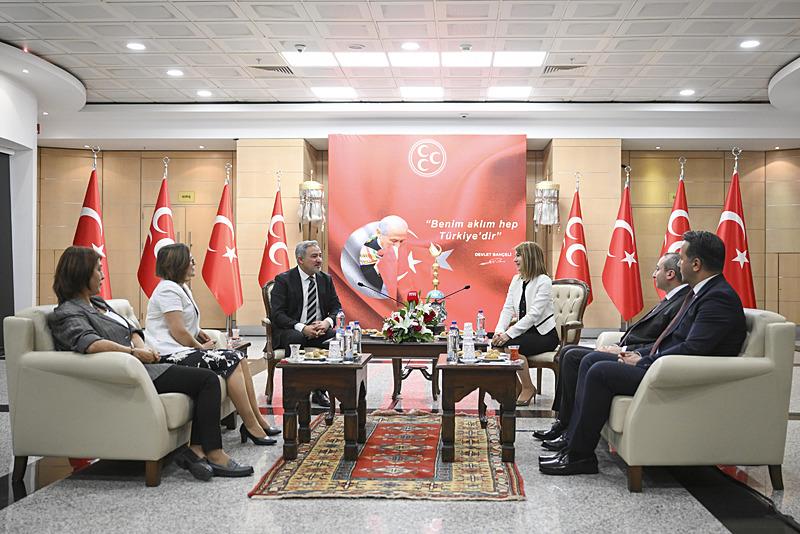 Dem Parti Van Milletvekili Zülküf Uçar (sol 3), Dil ve Kültür Komisyonu Eş Sözcüsü Cemile Turhallı Balsak (solda) ile PM Üyesi Fatma Koçyiğit Öner'in (sol 2) bulunduğu konuk heyet, MHP Genel Başkan Yardımcısı Zühal Topcu (sağ 3), Merkez Yönetim Kurulu üyeleri Turan Şahin (sağ 2) ile Özmen Alp Giray Erdemir'den (sağda) oluşan MHP heyeti ile bayramlaştı. (Fotoğraf: AA)