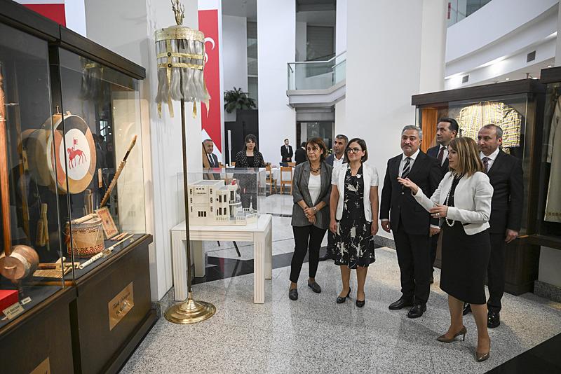 Bayramlaşmanın ardından Topcu, DEM Parti heyetine MHP Genel Başkanı Devlet Bahçeli'ye hediye edilen eşyaların bulunduğu, ʺZiya Gökalp Kültür ve Sanat Sergi Salonuʺnu gezdirerek, bilgi verdi. (Fotoğraf: AA)