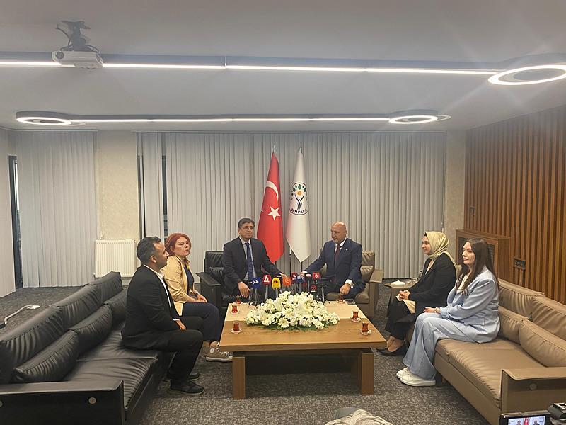 AK Parti Adıyaman Milletvekili Resul Kurt ve beraberindeki heyet, Kurban Bayramı ziyaretleri kapsamında DEM Parti'yi ziyaret etti (Fotoğraf: İHA)