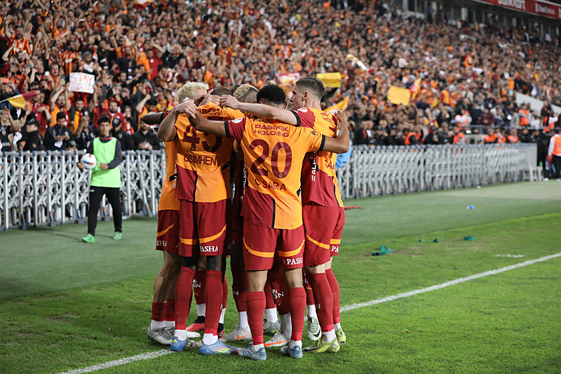 Galatasaray Trabzonspor'u 2024-2025 sezonunda oynadığı iki lig ve bir kupa maçında olmak üzere 3 kez yendi (DHA)