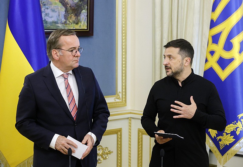 Zelenskiy ve Boris Pistorius. (EPA)