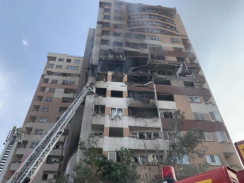 Tahran'daki bir binaya düzenlenen saldırı sonucu binada maddi hasar meydana geldi (Fotoğraf: AA)