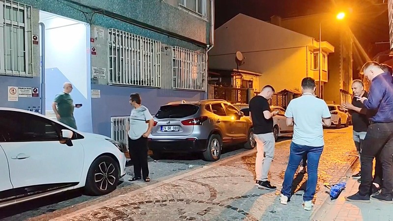 Fatih'te intihar ettiği değerlendirilen polis memuru Semih G., evinde ölü olarak bulundu. Polisin evinde yapılan aramada poşetlere sarılı, kafası olmayan ve parçalara ayrılmış erkek cesedine ulaşıldı. (DHA)