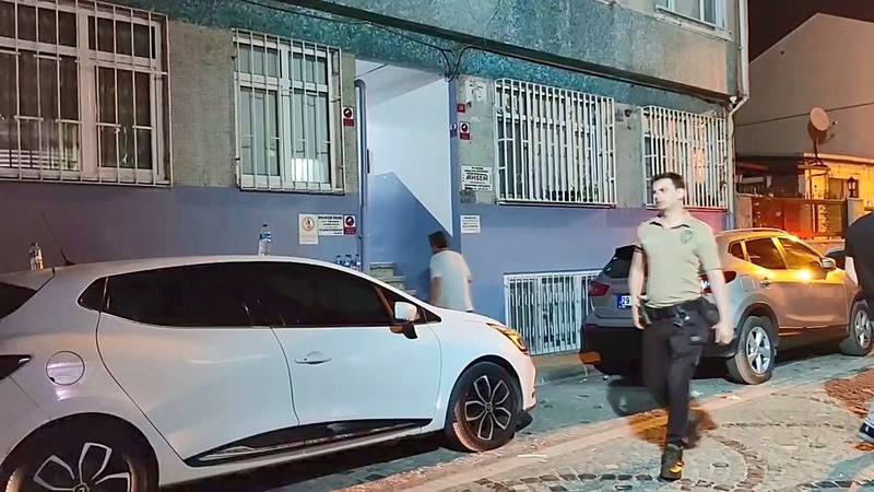 Fatih'te intihar ettiği değerlendirilen polis memuru Semih G., evinde ölü olarak bulundu. Polisin evinde yapılan aramada poşetlere sarılı, kafası olmayan ve parçalara ayrılmış erkek cesedine ulaşıldı. 