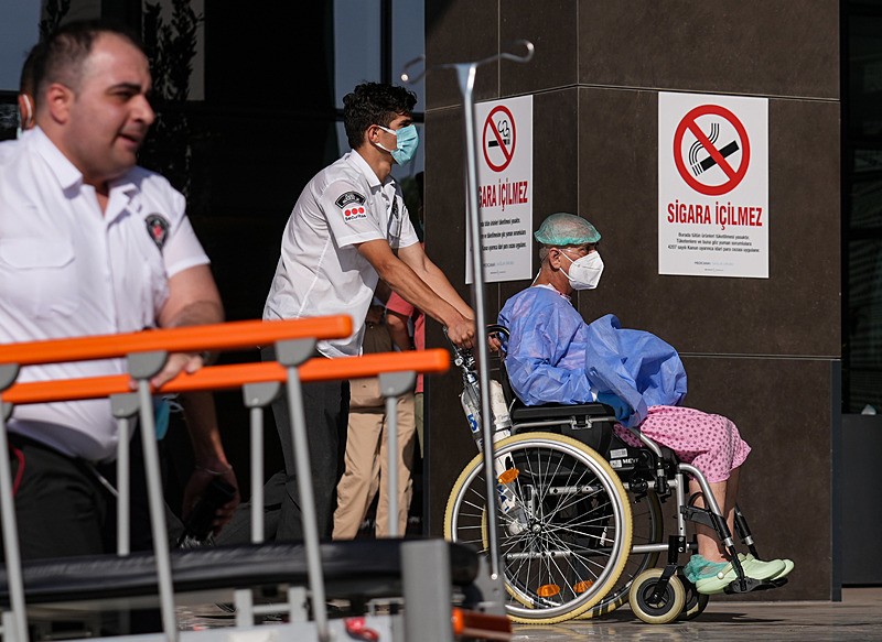 Deponun bitişiğinde bulunan özel bir hastanede tedavi gören hastalar ekiplerce tahliye ediliyor. (AA)