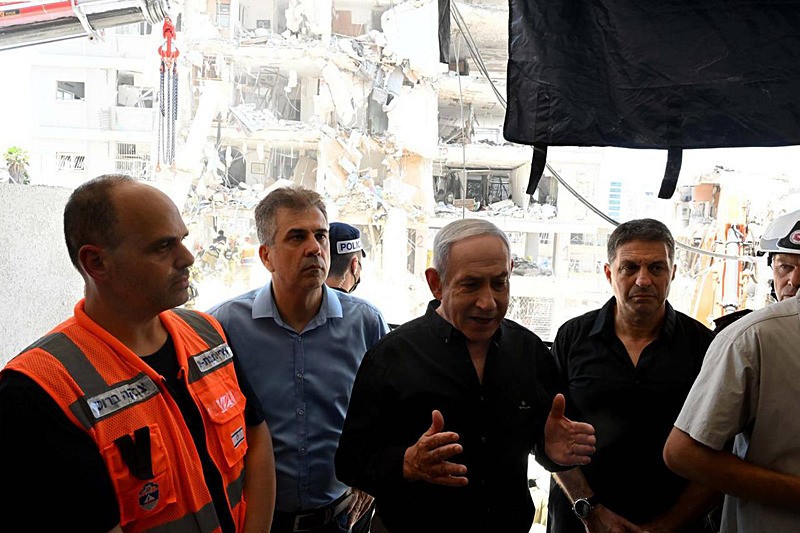 Netanyahu, İran'ın misilleme saldırısında hasar alan Bat Yam'da incelemelerde bulundu. (AA)