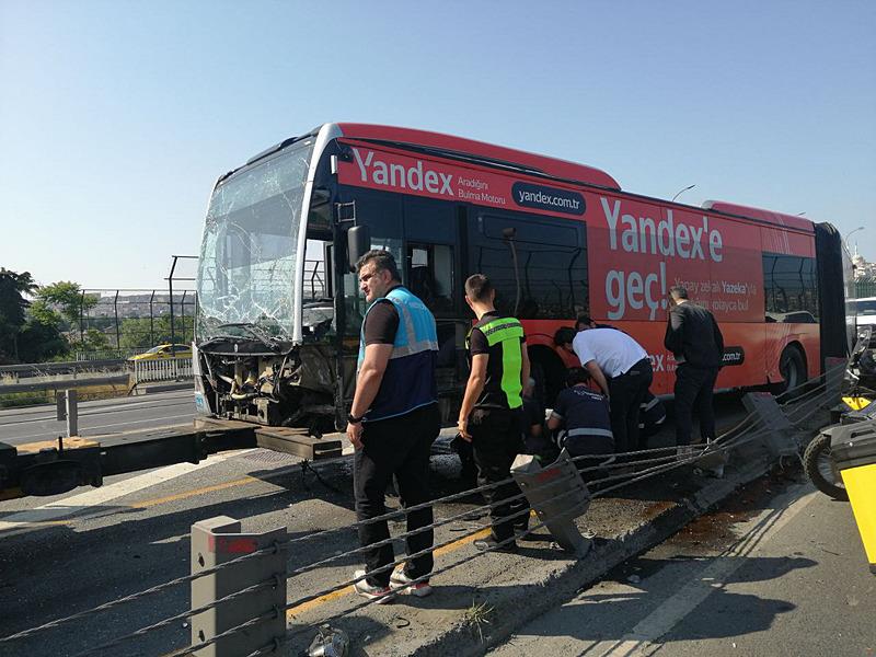 Haliç Köprüsü'nde kaza! Arızalı metrobüsü taşıyan vinç bariyere sürttü-2